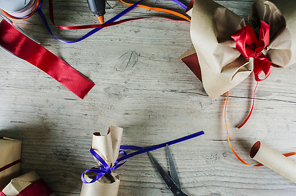 포토 JPG 해외이미지 디자인 리본 종이 밧줄 백그라운드 크리스마스 겨울 포장 가족 탁자 휴가 주택 선물 사람 사람없음 목재 장식 상자 산타클로스 놀람 수확 시골 축하 인사 신용카드 연도 활 복고 패키지 노끈 접착제 핸드메이드 해외202004 해외포토 나무 계절 기념일 감정 줄 가구 컨셉 농업 재료 관계 표정 건물 금융 예절 풀_접착제 파일형식 이미지허브