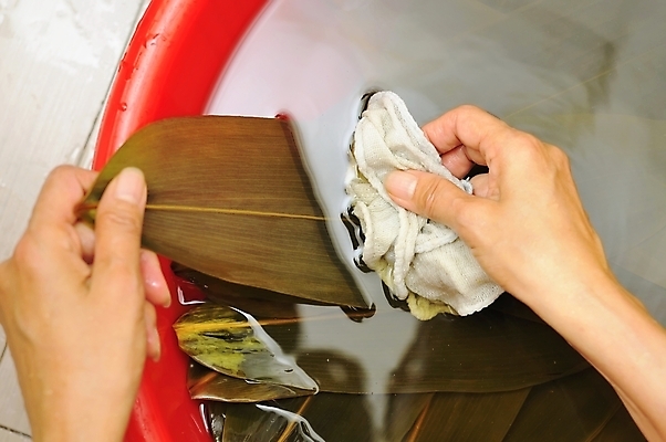 포토 JPG 해외이미지 전통 손 문화 음식 컨셉 잎 신체 부분 육류 요리 동양인 사람없음 초록색 물 중국 빨래 대나무 해외202004 해외포토 자연요소 나무 식물 아시아 컬러 가사 식재료 인종 신체부위 파일형식 이미지허브