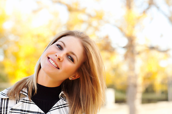 포토 JPG 해외이미지 백인 라이프스타일 계절 공원 여자 행복 유럽 얼굴 백그라운드 자연 표정 한명 미소 사람 20대 성인 야외 초록색 파란색 금발 머리 재킷 꿈 가을 신선 소프트포커스 해외202004 해외포토 서양인 1 헤어스타일 공공시설 감정 나라 컬러 촬영기법 청년 생활 신체부위 외투 생태계 파일형식 이미지허브