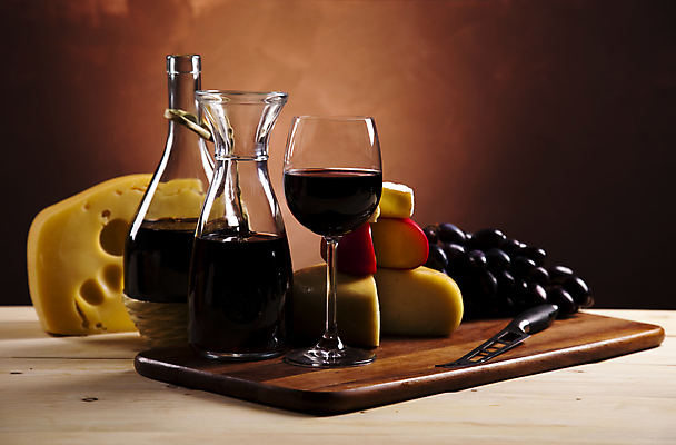 포토 JPG 해외이미지 와인잔 포도 유리병 치즈 사람없음 쌓기 와인 나무도마 나무탁자 치즈나이프 갈색배경 해외202004 해외포토 백그라운드 술잔 과일 모션 탁자 병_용기 유제품 도마 주류 목재 갈색 나이프 파일형식 이미지허브