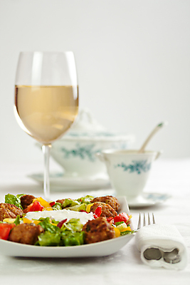 포토 JPG 해외이미지 접시 음식 채소 고추 양파 오이 파프리카 육류 돼지고기 사람없음 와인 저녁식사 샐러드 흰색 맛 상추 미트볼 준비 점심식사 다진 메인요리 섞기 짠맛 해외202004 해외포토 식기 컬러 컨셉 식재료 주류 식사 파일형식 이미지허브