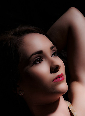 포토 JPG 해외이미지 여자 얼굴 갈색머리 한명 머리 유행 어둠 해외202004 해외포토 1 헤어스타일 사람 신체부위 파일형식 이미지허브