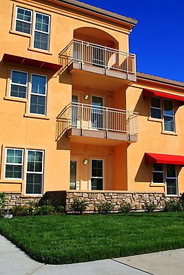 포토 JPG 해외이미지 나무 식물 라이프스타일 외관 길 건축양식 창문 하늘 부동산 벽돌 새로움 아파트 주택 사람없음 건물 목재 파란색 문 우주 발코니 도시 재산 오솔길 리빙 대출 교외 진짜 해외202004 해외포토 건축물 건축 컬러 컨셉 재료 생활 금융 파일형식 이미지허브