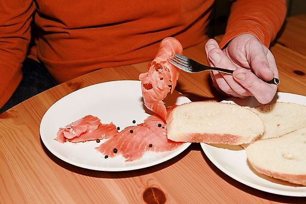 포토 JPG 해외이미지 백인 손 음식 포크 컨셉 주택 함께함 건강 사람 성인 사람없음 희망 슬픔 흰색 신선 잡기 주름 가난 은퇴 먹기 간호 기아 배고픔 피부 주기 복고 슬라이스 문제 개발 소셜 옛날 혼자 노화 자선단체 해외202004 해외포토 서양인 식기 감정 컬러 모션 건물 신체부위 그룹 사회이슈 자선 파일형식 이미지허브