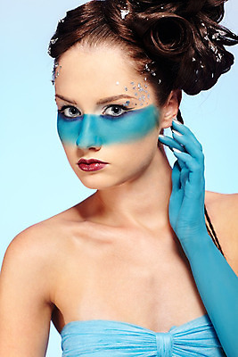 포토 JPG 해외이미지 백인 모델 헤어스타일 응시 여자 유럽 얼굴 손가락 한명 사람 파란색 유행 페인트 화장품 흰색 정상 손톱관리 어깨 바디페인팅 해외202004 해외포토 서양인 1 손 시선 나라 컬러 신체부위 뷰티 네일아트 파일형식 이미지허브