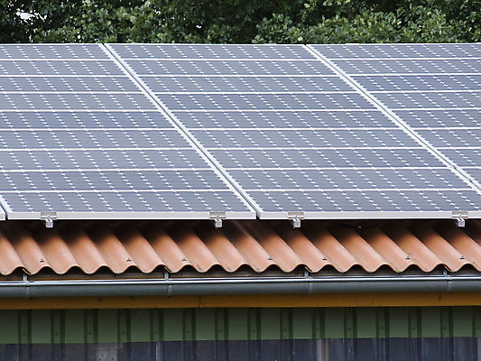 포토 JPG 해외이미지 지붕 사람없음 햇빛 환경 그린에너지 환경보전 개발 효율 해외202004 해외포토 컨셉 태양 에너지 사회이슈 파일형식 이미지허브