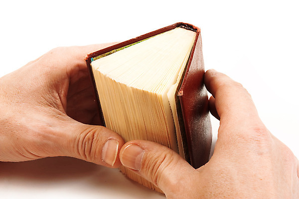 포토 JPG 해외이미지 종교 백그라운드 관리 사람없음 책 성경 흰색 읽기 페이지 양장본 고립 옛날 해외202004 해외포토 컬러 종교용품 모션 파일형식 이미지허브