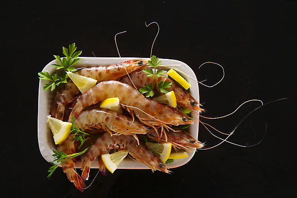 포토 JPG 해외이미지 그릇 잎 검은배경 새우 실내 사람없음 신선 레몬 담기 과일조각 해외202004 해외포토 식물 식기 조각 백그라운드 과일 모션 갑각류 내부 검은색 파일형식 이미지허브