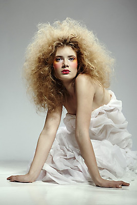 포토 JPG 해외이미지 백인 모델 라이프스타일 헤어스타일 손 응시 여자 유럽 얼굴 한명 사람 앉기 금발 유행 화장품 흰색 직물 화려 어깨 부드러움 팔 구김 심각 해외202004 해외포토 서양인 1 시선 나라 컬러 컨셉 모션 생활 신체부위 뷰티 감각 파일형식 이미지허브