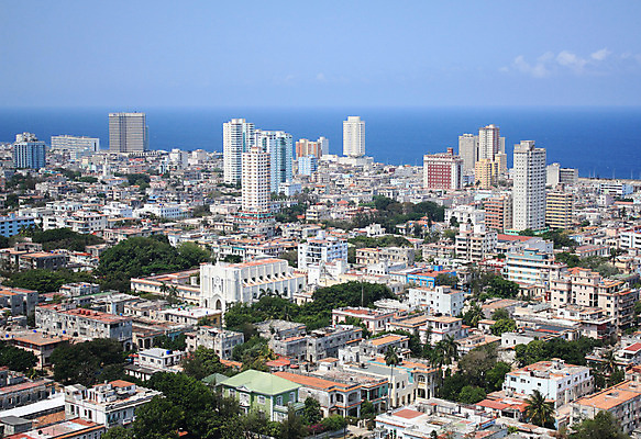 포토 JPG 해외이미지 도로 바다 하늘 지붕 아파트 주택 안테나 사람없음 파란색 도시풍경 고층빌딩 블록 도시 쿠바 구역 아바나 해외202004 해외포토 길 컬러 통신 교통시설 풍경 빌딩 건물 중앙아메리카 파일형식 이미지허브