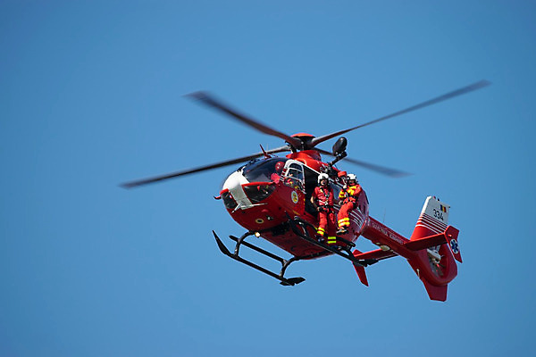 포토 JPG 해외이미지 행복 호수 물결 교통시설 자동차 비행기 안테나 건강 사람 사람없음 빨간색 약 환자 의사 긴급 표현 구출 헬리콥터 위험 파일럿 구조원 사건 항공 속도 우주산업 루마니아 에어쇼 부쿠레슈티 헬프 해외202004 해외포토 직업 감정 유럽 산업 육상교통 컬러 교통 컨셉 통신 의학 항공교통 대중교통 우주 의료진 도움 시설 쇼 파일형식 이미지허브