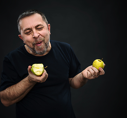 포토 JPG 해외이미지 백인 남자 얼굴 음식 다이어트 과일 성공 수염 건강 식이요법 한명 사람 초록색 머리 식사 어둠 기쁨 회색 흰색 신선 자신감 우아함 사과 먹기 기아 콧수염 유기농 긍정 칼로리 내추럴 돌봄 식욕 해외202004 해외포토 서양인 1 웰빙 감정 컬러 컨셉 모션 신체부위 사회이슈 파일형식 이미지허브