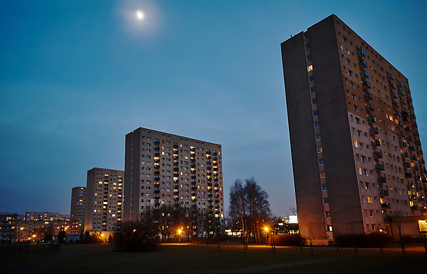 포토 JPG 해외이미지 나무 식물 구름 공원 유럽 건축양식 창문 하늘 바닥 주택 잔디 사람없음 건물 빛 고층빌딩 발코니 나뭇가지 램프 재산 야간 폴란드 해외202004 해외포토 자연요소 건축물 공공시설 건축 나라 조명 빌딩 금융 파일형식 이미지허브
