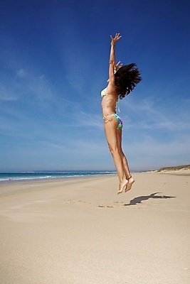 포토 JPG 해외이미지 백인 라이프스타일 여자 수영복 행복 유럽 모래 바다 여행 자연 하늘 휴가 갈색머리 사람 해변 사람없음 야외 여름 비키니 모래사장 달리기 여행객 점프 인사 스페인 안달루시아 해외202004 해외포토 서양인 헤어스타일 옷 계절 감정 나라 모션 생활 예절 생태계 파일형식 이미지허브