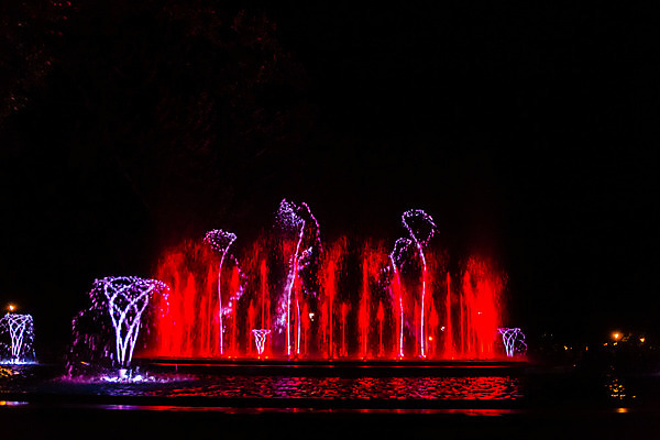 포토 JPG 해외이미지 공원 유럽 음악 섬 여행 노래 자연 조명 미술 사람없음 야외 빨간색 초록색 물 파란색 빛 컬러풀 여행객 소리 공연 젖음 도시 개울 역사 떨어짐 야간 저녁 분수 쇼 분무기 마법 헝가리 뮤지컬 부다페스트 웅장함 해외202004 해외포토 자연요소 공공시설 나라 컬러 컨셉 문화예술 사람 이벤트 강 생태계 동유럽 파일형식 이미지허브