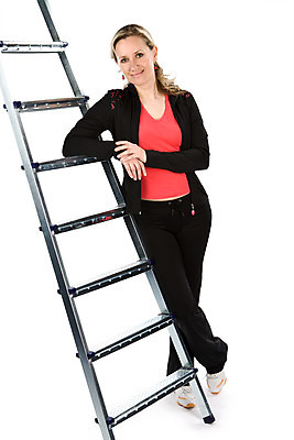 포토 JPG 해외이미지 모델 분홍색 백그라운드 운동화 사다리 청소년 한명 사람 성인 빨간색 검은색 기계 기쁨 흰색 고립 해외202004 해외포토 1 감정 컬러 신발 도구 파일형식 이미지허브