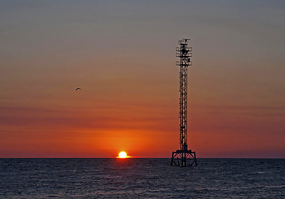 포토 JPG 해외이미지 주간 구름 파도 바다 하늘 사람없음 물 여름 파란색 컬러풀 햇빛 태양 탑 금속 어둠 황혼 일몰 큼 철 철강 수평선 플로리다 해외202004 해외포토 자연요소 건축물 계절 컬러 재질 노을 미국 크기 파일형식 이미지허브