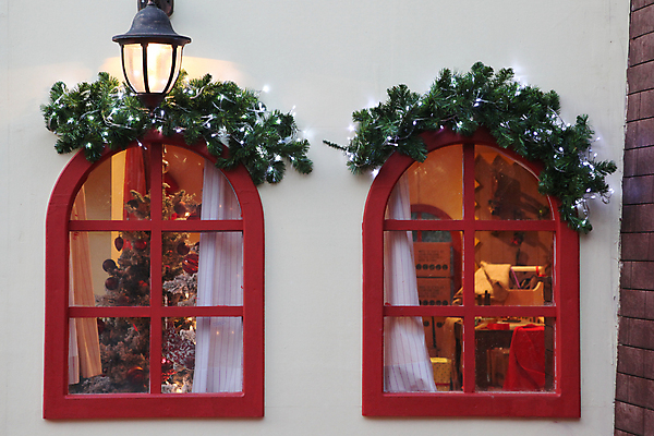 포토 JPG 해외이미지 나무 외관 계절 크리스마스 건축양식 공 창문 휴가 벽돌 전등 주택 실내 사람없음 야외 내부 장식 빨간색 초록색 컬러풀 장난감 노란색 활발 방 미니어처 등불 축하 커튼 클래식 저녁 작음 12월 그리스 시골집 아테네 인공 스타일 해외202004 해외포토 식물 기념일 건축 유럽 컬러 컨셉 조명 건물 모형 날짜 야간 크기 파일형식 이미지허브