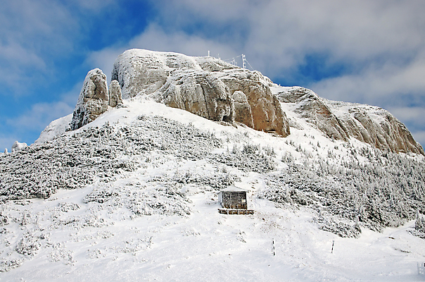 포토 JPG 해외이미지 계절 유럽 겨울 자연 하늘 산 주택 풍경 사람없음 야외 건물 파란색 환경 얼음 트래킹 하이킹 장비 추위 흰색 숲 언덕 장면 내추럴 절정 해외202004 해외포토 자연요소 건축물 나라 컬러 레저 생태계 파일형식 이미지허브