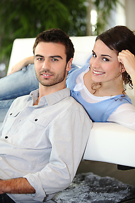 포토 JPG 해외이미지 백인 라이프스타일 커플 응시 남자 행복 유럽 얼굴 가구 2 남편 주택 실내 미소 사람 앉기 20대 성인 두명 가로 30대 카메라 여러개 카펫 방 아내 최고 달콤 리빙 해외202004 해외포토 서양인 시선 감정 나라 생활용품 다수 관계 모션 표정 청년 내부 건물 생활 신체부위 장년 전자제품 맛 파일형식 이미지허브