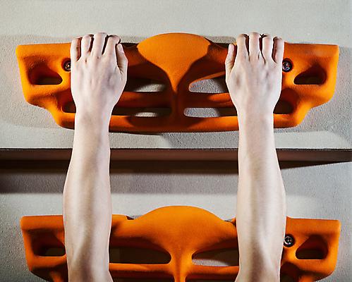 포토 JPG 해외이미지 백인 1 손 남자 벽 스포츠 포즈 신체 손가락 근육 실내 매달리기 사람 성인 사람없음 일상 운동 힘 죽음 잡기 당기기 연습 체육관 오르기 근육질 팔 인공 해외202004 해외포토 서양인 모션 건강 내부 라이프 신체부위 몸매 파일형식 이미지허브