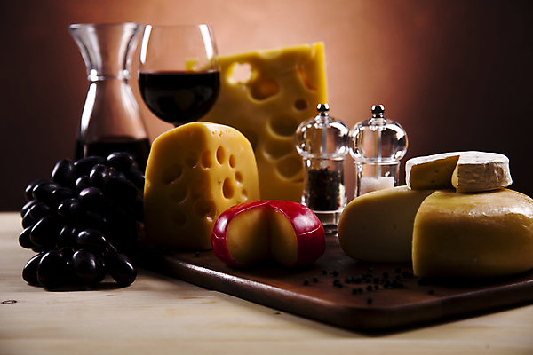 포토 JPG 해외이미지 와인잔 포도 유리병 치즈 종류 사람없음 쌓기 와인 다양 나무도마 나무탁자 소스통 갈색배경 해외202004 해외포토 다수 백그라운드 술잔 과일 모션 탁자 병_용기 유제품 도마 주류 통 목재 갈색 소스_음식 파일형식 이미지허브