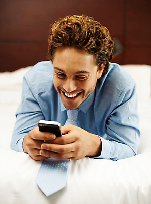 포토 JPG 해외이미지 백인 응시 남자 엎드리기 휴식 실내 한명 미소 성인 앞모습 침대 잡기 비즈니스맨 성인남자한명만 해외202004 해외포토 서양인 1 시선 뷰포인트 가구 컨셉 비즈니스 모션 표정 사람 내부 직장인 남자한명만 성인남자만 파일형식 이미지허브