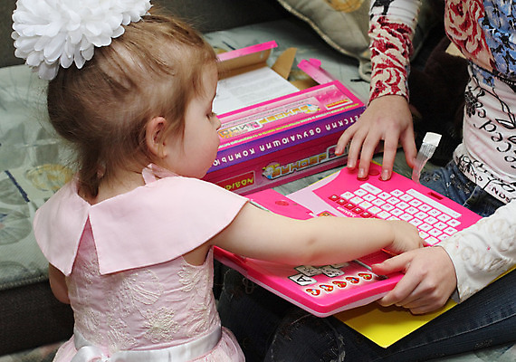 포토 JPG 해외이미지 어린이 분홍색 버튼 관리 한명 흰색 활 비용 해외202004 해외포토 1 컬러 사람 경제 파일형식 이미지허브