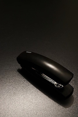 포토 JPG 해외이미지 종이 백그라운드 비즈니스 사람없음 스터디 사무실 금속 검은색 회색 흰색 공구 가르침 계산 은색 스테이플러 책상 해외202004 해외포토 교육 컬러 가구 재질 학습 사무용품 도구 파일형식 이미지허브