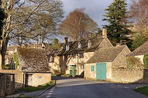 포토 JPG 해외이미지 영어 휴가 영국 잉글랜드 주택 협상 사람없음 관광지 여행객 마을 탑 맑음 봄 시골집 해외202004 해외포토 문자 건축물 계절 유럽 여행 비즈니스 날씨 사람 건물 파일형식 이미지허브