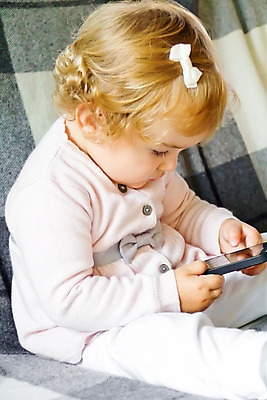 포토 JPG 해외이미지 백인 1 여자 유럽 어린이 2 모바일 3 한명 사람 소년 스마트폰 흰색 아기 신생아 연도 셀룰러 해외202004 해외포토 서양인 남자 나라 컬러 핸드폰 스마트기기 파일형식 이미지허브