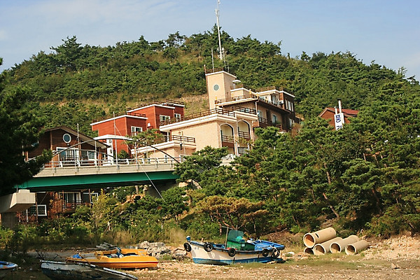포토 JPG 해외이미지 나무 휴가 휴식 산 아파트 주택 한국 사람없음 강 시골 보트 빌라 휴양지 암초 해외202004 해외포토 식물 아시아 컨셉 배_교통 건물 장소 파일형식 이미지허브