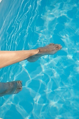 포토 JPG 해외이미지 백인 라이프스타일 여자 손가락 맨발 발 자연 휴가 휴식 수영장 건강 사람 성인 사람없음 세로 물 파란색 수영 스파 목욕 기쁨 젖음 터치 못 액체 피부 무릎 발가락 양발 스타일 해외202004 해외포토 자연요소 서양인 손 감정 컬러 컨셉 생활 신체부위 청결 공구 수상스포츠 생태계 파일형식 이미지허브