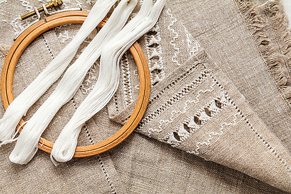 포토 JPG 해외이미지 손 컨셉 탁자 프레임 창조 취미 사람없음 장식 회색 흰색 공구 직물 그룹 작업실 실 바느질 삼베 테두리 캔버스 실타래 자수 수공예 조립 재단 솜씨 우크라이나 퀼트 핸드메이드 해외202004 해외포토 유럽 컬러 가구 신체부위 도구 공예 파일형식 천_직물 이미지허브