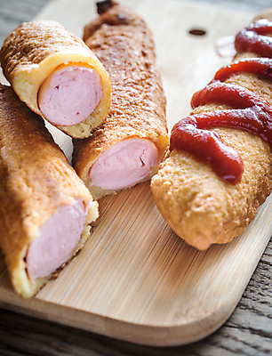 포토 JPG 해외이미지 단면 실내 근접촬영 사람없음 아웃포커스 케첩 핫도그 나무도마 맛있는 나무배경 해외202004 해외포토 음식 뷰포인트 백그라운드 도마 패스트푸드 촬영기법 내부 목재 소스_음식 파일형식 이미지허브