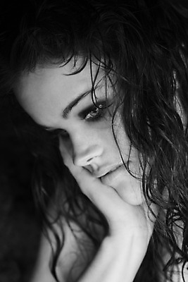 포토 JPG 해외이미지 백인 긴머리 여자 포즈 생각 청소년 갈색머리 흑백 한명 야외 10대 세로 닫기 성인여자만 해외202004 해외포토 서양인 1 헤어스타일 모션 촬영기법 사람 여자만 성인만 파일형식 이미지허브