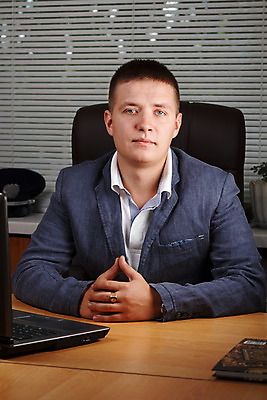 포토 JPG 해외이미지 백인 모델 직업 1 옷 남자 셔츠 돈 비즈니스 탁자 노동자 실내 한명 사람 앉기 정장 성인 목재 경제 컴퓨터 사무실 펜 유행 공책 재킷 회색 직물 기록 업무 작업 비즈니스맨 책상 경영자 옷입기 해외202004 해외포토 서양인 나무 컬러 가구 상의 재료 모션 문구용품 내부 전자제품 필기구 외투 직장인 재산 리더 파일형식 이미지허브