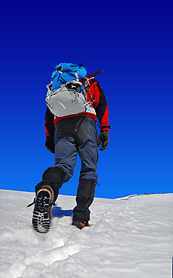 포토 JPG 해외이미지 주간 전신 남자 겨울 배낭 산 한명 풍경 성인 야외 뒷모습 등산 트래킹 하이킹 정상 오르기 백패커 산악가 하이커 눈내림 성인남자한명만 설산 해외202004 해외포토 자연요소 1 계절 뷰포인트 여행 가방 모션 레저 눈_날씨 사람 남자한명만 성인남자만 파일형식 이미지허브