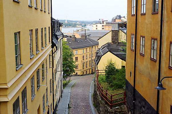 포토 JPG 해외이미지 외관 유럽 벽 여행 곡선 건축양식 창문 휴가 벽돌 거리 주택 스웨덴 사람없음 노란색 걷기 침묵 조약돌 등불 도시 역사 저녁 언덕 좁은 장면 타운 구식 스칸디나비아 스톡홀름 옛날 해외202004 해외포토 건축 나라 선 컬러 모션 조명 북유럽 건물 소리 돌_바위 야간 파일형식 이미지허브