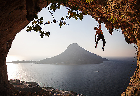 포토 JPG 해외이미지 주간 전신 남자 바다 섬 하늘 매달리기 한명 성인 야외 앞모습 덩굴 암벽 암벽등반 암벽등반가 성인남자한명만 해외202004 해외포토 자연요소 식물 1 뷰포인트 모션 사람 등산 남자한명만 성인남자만 파일형식 이미지허브
