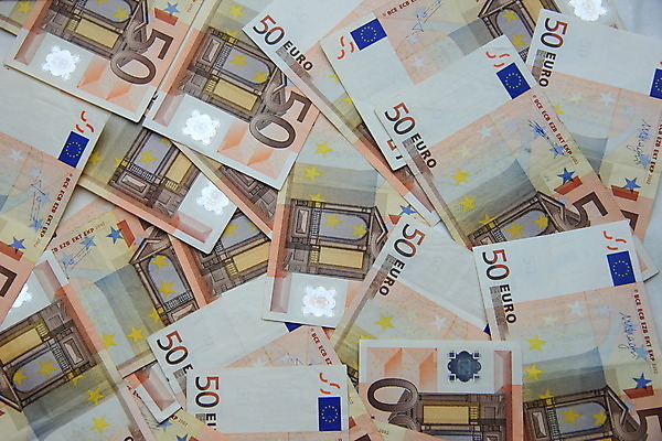 포토 JPG 해외이미지 종이 컨셉 지폐 돈 비즈니스 사람없음 금융 경제 숫자 쌓기 저축 유로 투자 계산서 해외202004 해외포토 문자 모션 재산 파일형식 이미지허브