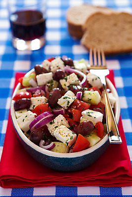 포토 JPG 해외이미지 음식 빵 조각 포크 토마토 채소 재료 유리 양파 오이 치즈 실내 파슬리 건강 사람없음 빨간색 세로 초록색 식사 저녁식사 샐러드 흰색 신선 사발 레드와인 큐브 올리브 냅킨 브런치 후추 그리스인 내추럴 점심식사 채식주의자 해외202004 해외포토 서양인 식기 열매 컬러 재질 유제품 내부 와인 사기그릇 향신료 채식 파일형식 이미지허브