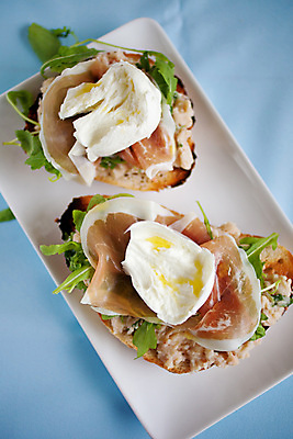 포토 JPG 해외이미지 음식 빵 치즈 콩 샌드위치 건강 사람없음 식사 펼침 샐러드 로켓 점심식사 브루스케타 해외202004 해외포토 모션 유제품 곡류 파일형식 이미지허브