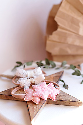 포토 JPG 해외이미지 헤어스타일 디자인 꽃 리본 어린이 백그라운드 꽃무늬 장신구 선물 사람없음 내부 장식 머리 유행 벚꽃 아기 직물 머리띠 고급 우아함 닫기 달콤 활 DIY 내추럴 핸드메이드 스타일 해외202004 해외포토 식물 컨셉 무늬 모션 사람 취미 신체부위 맛 파일형식 이미지허브