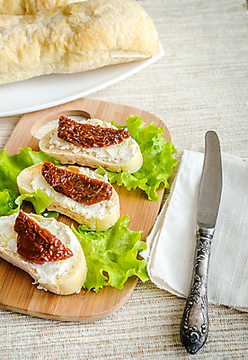 포토 JPG 해외이미지 음식 조각 토마토 탁자 치즈 건조 샌드위치 건강 사람없음 목재 초록색 침묵 이탈리아 빵집 껍질 흰색 시골 신선 황금 칼 아침식사 바게트 정상 상추 자르기 밀 굽기 크림 시골집 토스트 덩어리 점심식사 번 해외202004 해외포토 나무 유럽 빵 컬러 가구 채소 재료 모션 유제품 곡류 주택 상점 식사 소리 구이 파일형식 이미지허브