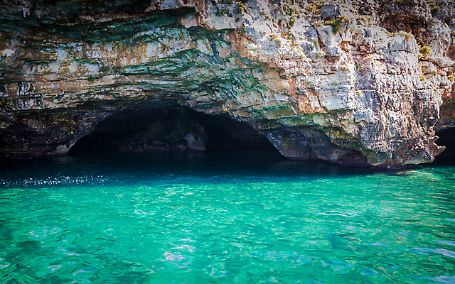 포토 JPG 해외이미지 유럽 바다 여행 자연 휴가 산 풍경 사람없음 야외 초록색 물 여름 파란색 컬러풀 여행객 이탈리아 보트 동굴 아치 해외202004 해외포토 자연요소 계절 나라 컬러 배_교통 사람 생태계 파일형식 이미지허브