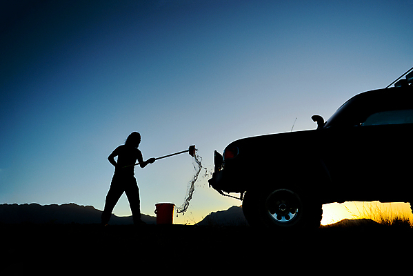 포토 JPG 해외이미지 실루엣 컨셉 자동차 자연 사람없음 물 던지기 빨래 땅 청소 물병자리 공터 해외202004 해외포토 자연요소 육상교통 가사 모션 촬영기법 별자리 생태계 파일형식 이미지허브