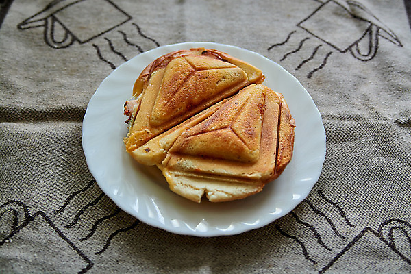 포토 JPG 해외이미지 접시 음식 빵 조각 다이어트 주방용품 아침 치즈 주택 샌드위치 건강 육류 요리 사람없음 갈색 주방 식사 저녁식사 기계 튀김 흰색 기구 시골 신선 뜨거움 황금 삼각형 맛 그릴 아침식사 만취 속도 햄 토스트 점심식사 채식주의자 해외202004 해외포토 주간 도형 식기 컬러 생활용품 컨셉 식재료 유제품 건물 채식 술취함 파일형식 이미지허브