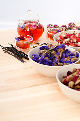 포토 JPG 해외이미지 꽃잎 실내 사람없음 찻잔 찻주전자 담기 찻잎 꽃차 나무탁자 해외202004 해외포토 꽃 모션 탁자 주전자 잔 내부 차_음료 파일형식 이미지허브