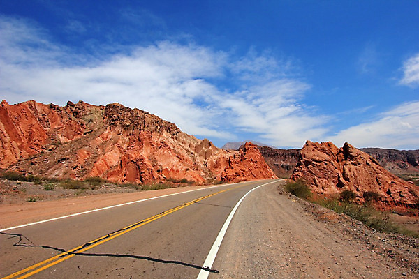 포토 JPG 해외이미지 모양 구름 모래 여행 자연 산 풍경 사람없음 빨간색 컬러풀 여행객 골짜기 계곡 미국 사막 악마 그림 북쪽 사암 남쪽 아르헨티나 내추럴 웅장함 원형극장 지질 지질학 막 해외202004 해외포토 자연요소 교육 컬러 북아메리카 사람 돌_바위 남아메리카 극장 방향 생태계 파일형식 이미지허브